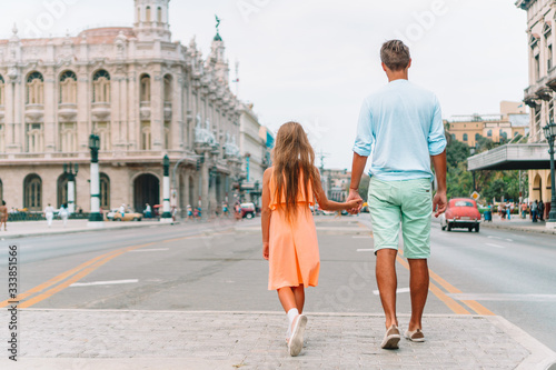 Canvas Print Tourist family in popular area in Havana, Cuba.