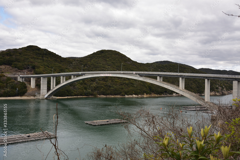 Fototapeta premium 日本の岡山県備前市の頭島の美しい橋