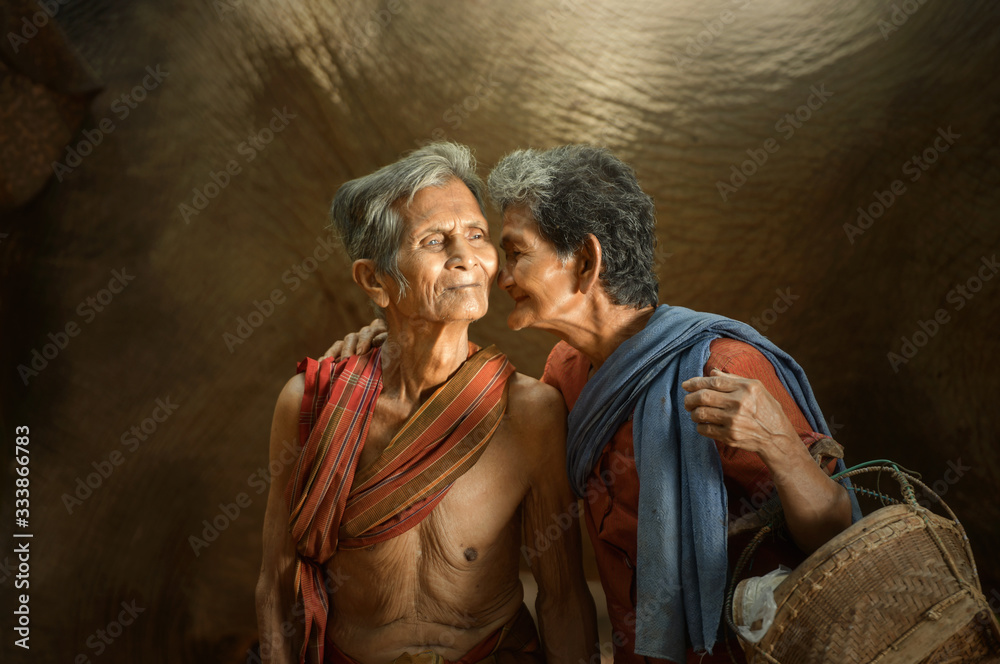 Obraz premium couple old parent with elephant on elephant hometown.Surin Thailand