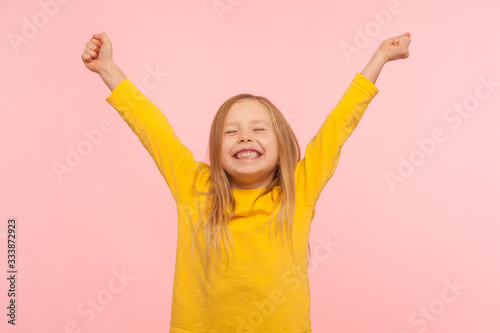 Foto Child sincerely rejoicing success