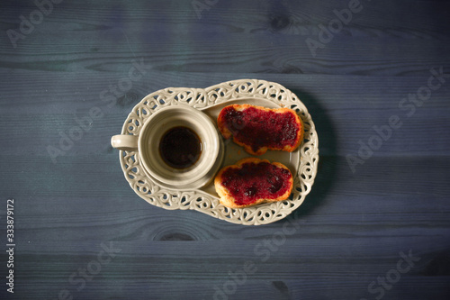 Imagen de desayuno con cafe y tostadas de mermelada sobre mesa de madera photo