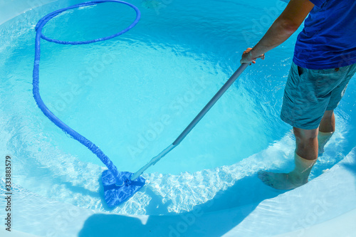 Foto swimming pool cleaning. a man is cleaning the pool. service care