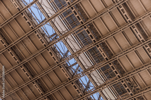 brooklyn bridge seen from below