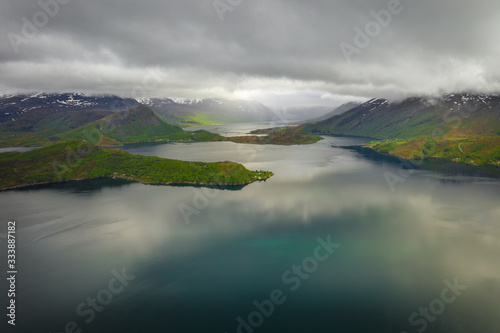 Fototapeta Naklejka Na Ścianę i Meble -  Luftaufnahme einer norwegischen Fjordlandschaft bei magischen Licht