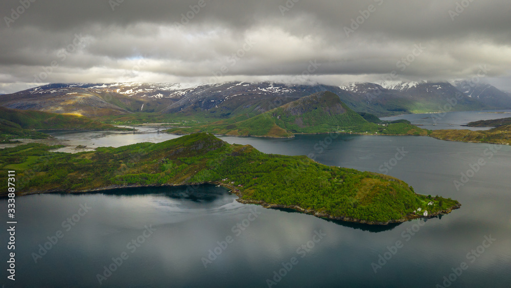Luftaufnahme einer norwegischen Fjordlandschaft bei magischen Licht
