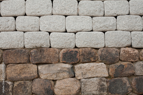 한국전통 성벽의 오래된 돌과 새 돌