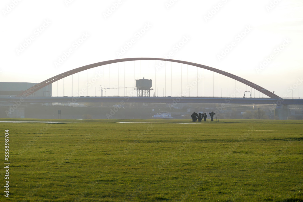 Wasserturm und Brücke über den Rhein in Duisburg Hochfeld Wasserturm und Brücke über den Rhein in Duisburg Hochfeld