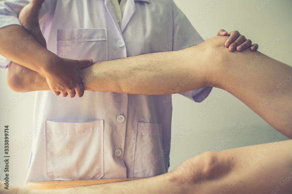 Obraz premium Professional therapists are stretching muscles, patients with abnormal muscular symptoms, physical rehabilitation therapies and treatment of physiological disorders by physiotherapists concept.