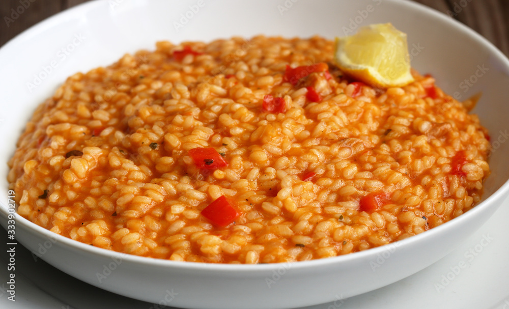 Risotto di pesce con pezzi di peperone. Molto saporito cremoso e leggero. Risotto di pesce con pezzi di peperone. Molto saporito cremoso e leggero.