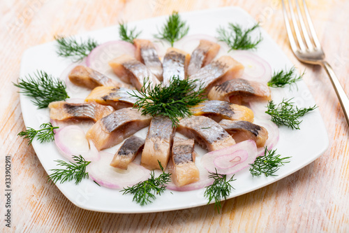 Cuadro en lienzo Marinated herring with sliced onion and dill
