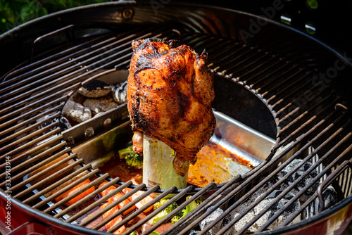 Huhn auf der Bierdose im Kohlegrill gegrillt