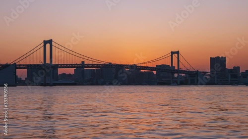 東京タイムラプス レインボーブリッジ 日没から夜景 ズームアウト