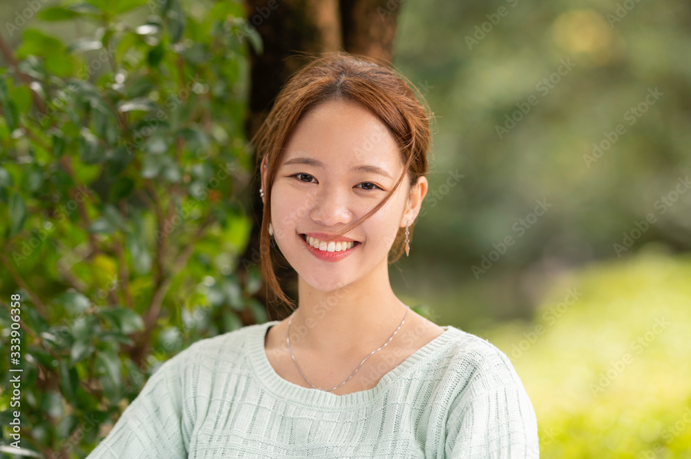 笑顔の女性 明るいイメージ 笑顔の女性 明るいイメージ