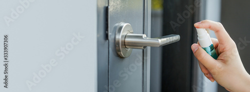  Clean the door handle with an alcohol spray. Before holding the door handle.