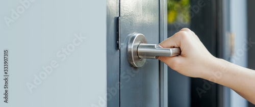  Hold the handle to open the door by hand.