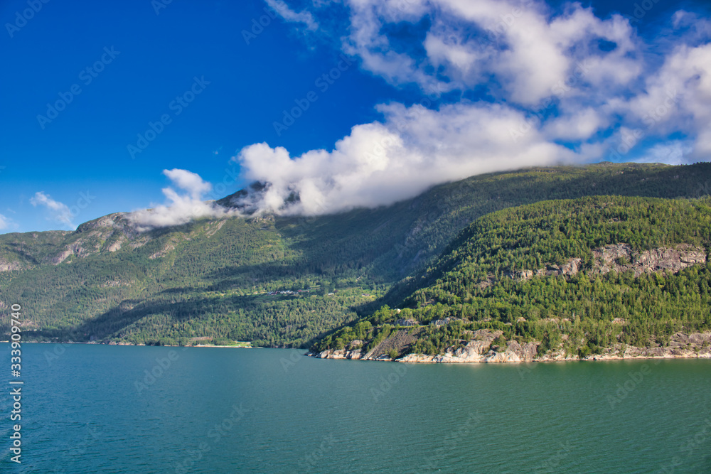 Ufer eines Fjords in Norwegen
