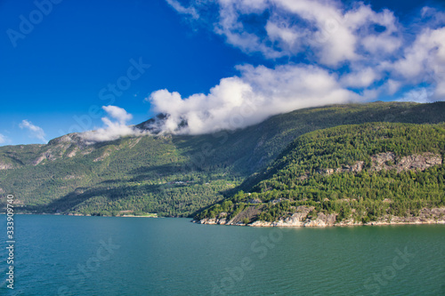 Ufer eines Fjords in Norwegen