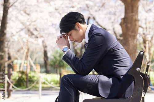 心配事で悩む日本人男性ビジネスマン Fototapet