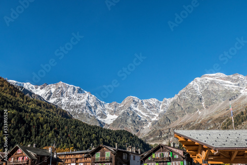 Foto the peaks of Monte Rosa above Macugnaga