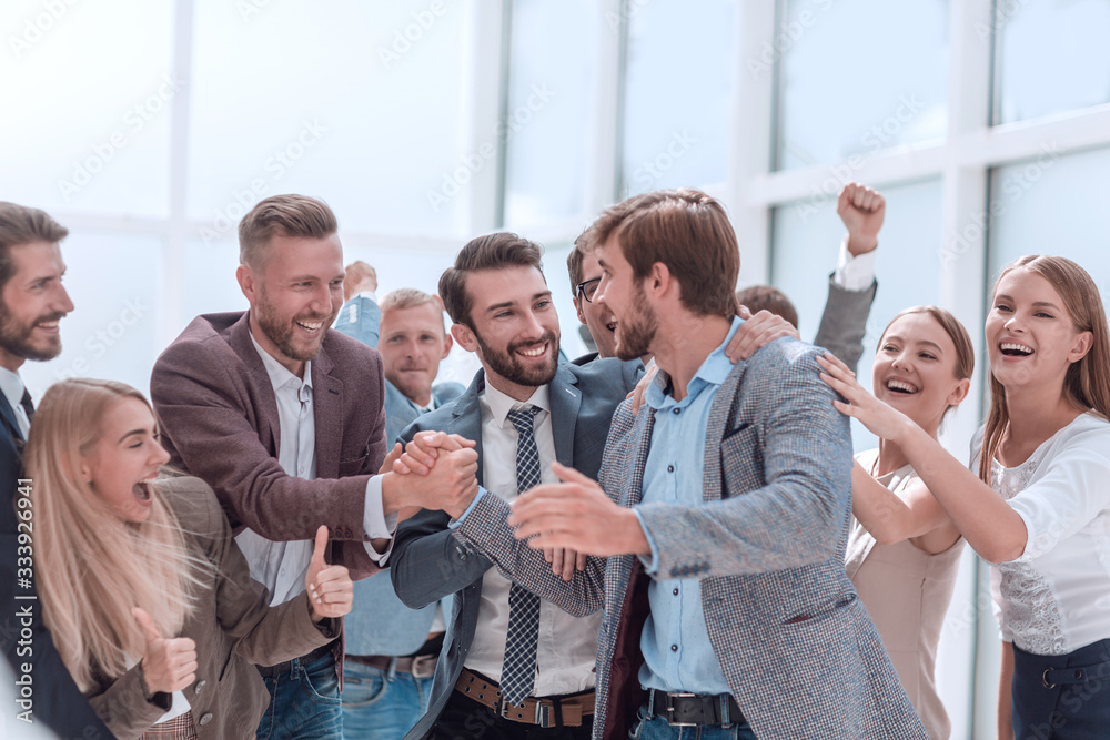 Obraz premium corporate group of employees applauding their colleague.