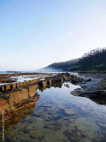 Fototapeta Naklejka Na Ścianę i Meble -  Low tide stony coast with hills at the great ocean road