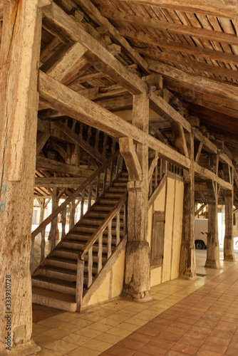 La charpente et l'escalier spectaculaires des halles en bois pour les marchés du village de Villeréal dans le département du Lot et Garonne