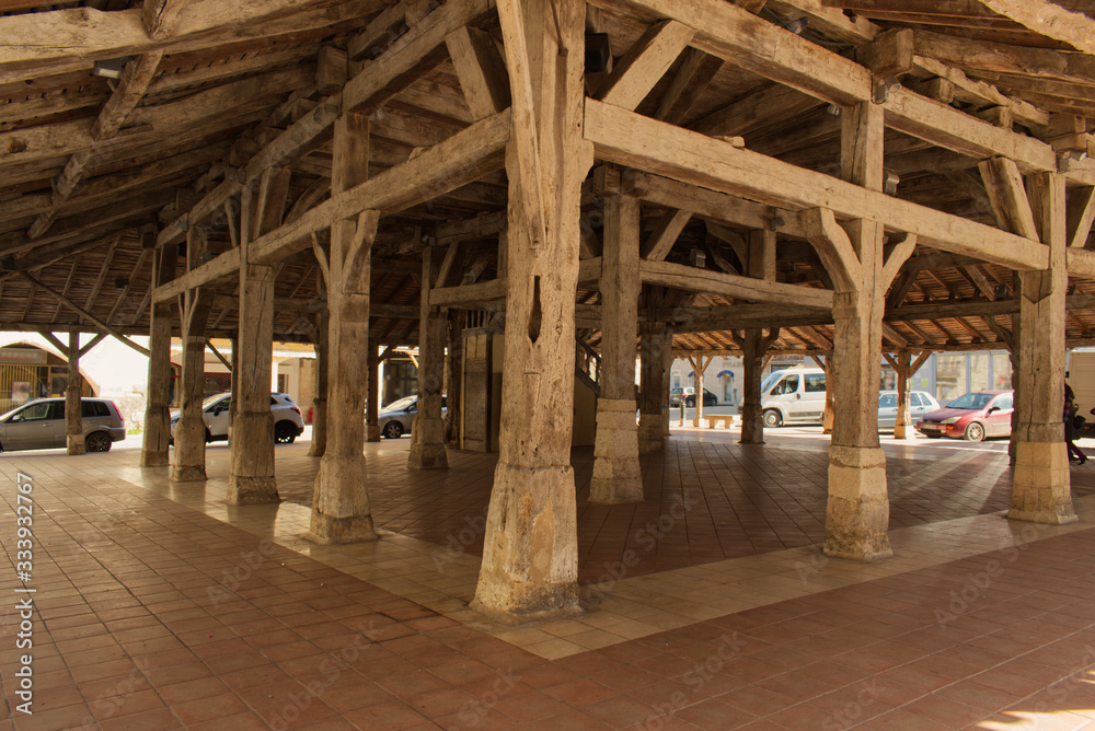 La charpente et l'escalier spectaculaires des halles en bois pour les marchés du village de Villeréal dans le département du Lot et Garonne