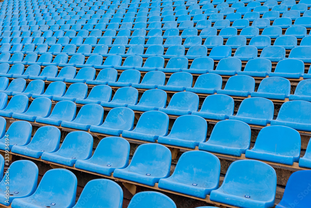Fototapeta premium Brudne miejsca na stadionie bez gości.