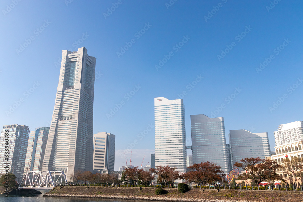 Obraz premium 横浜ランドマークタワーと汽車道（撮影場所：北仲通北第二公園）