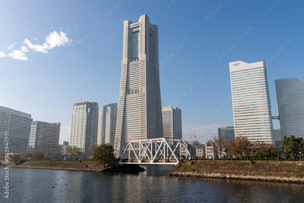 横浜ランドマークタワーと汽車道（撮影場所：北仲通北第二公園）