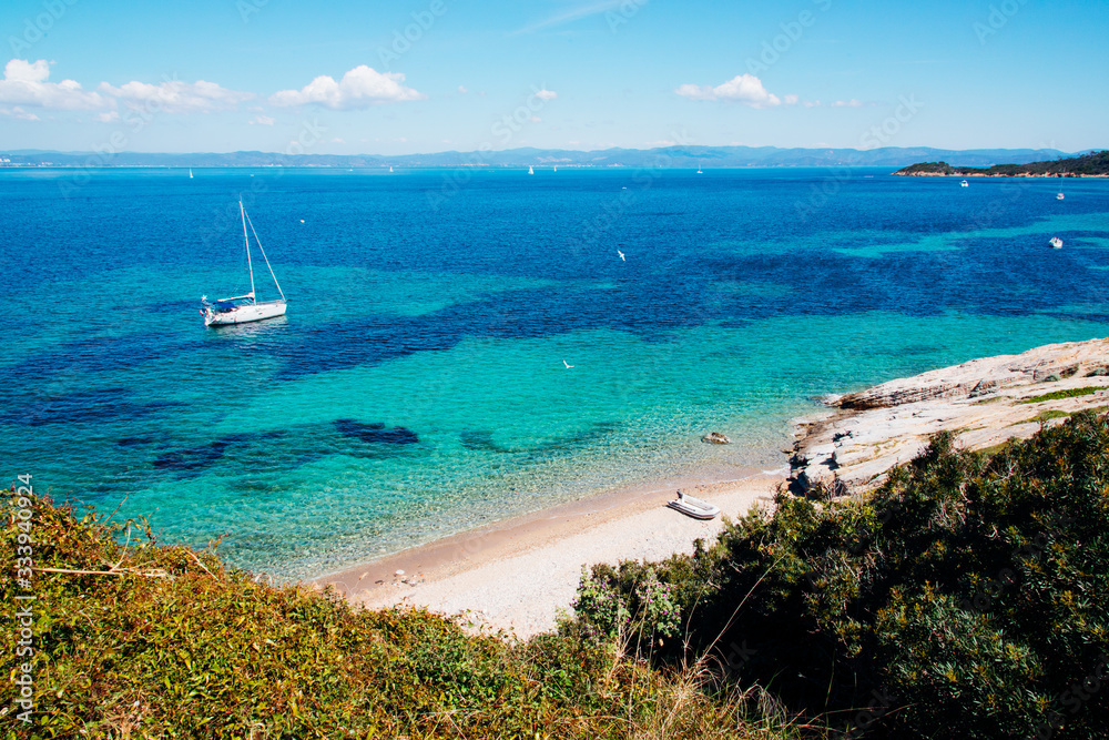 une plage, un voilier, l'eau turquoise, à Porquerolles en côte-d'azur