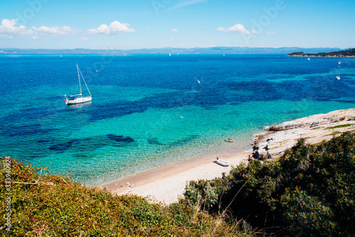 une plage, un voilier, l'eau turquoise, à Porquerolles en côte-d'azur © david
