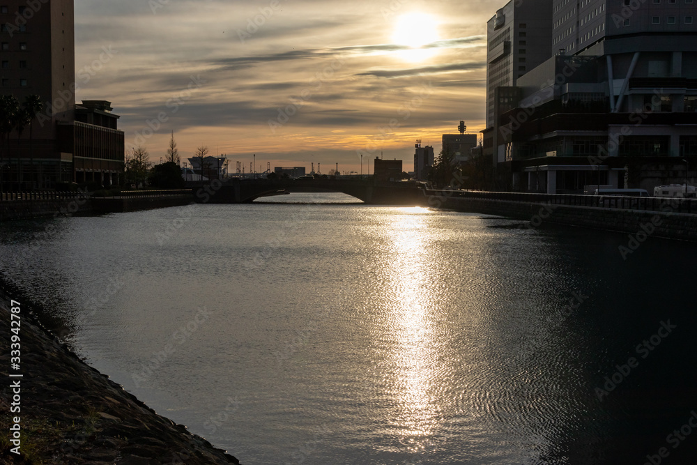 朝焼けの中の橋（撮影場所：横浜汽車道）