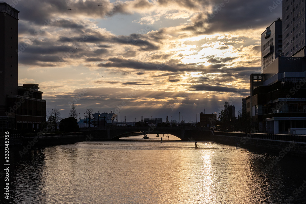 Fototapeta premium 朝焼けの中の橋（撮影場所：横浜汽車道）