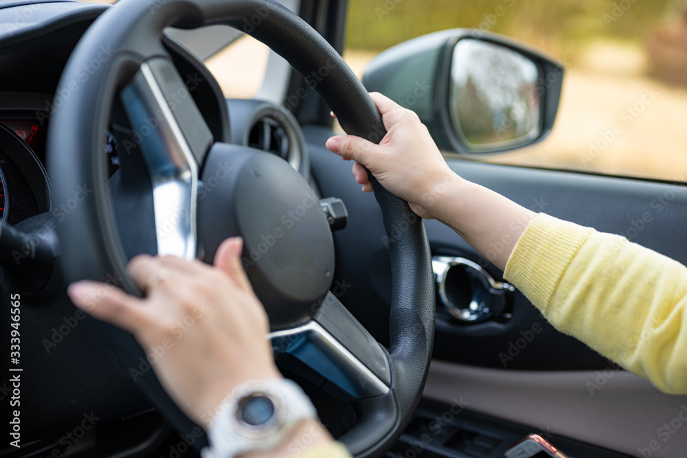 車の運転をする女性 ハンドルを握る手 Stock 写真 Adobe Stock