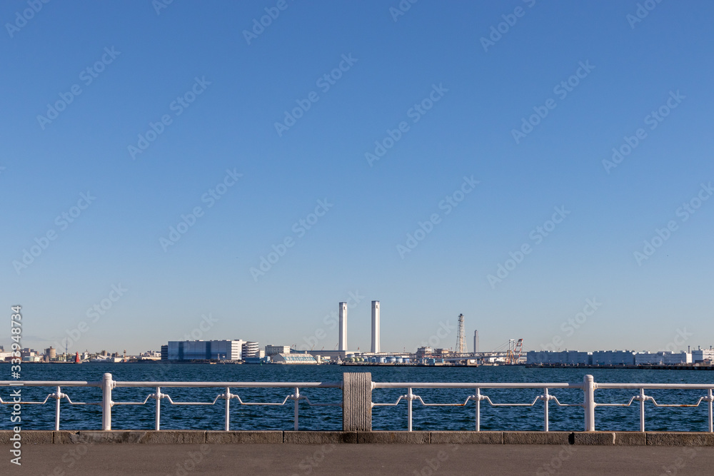 横浜港の工業地帯（撮影場所：山下公園）