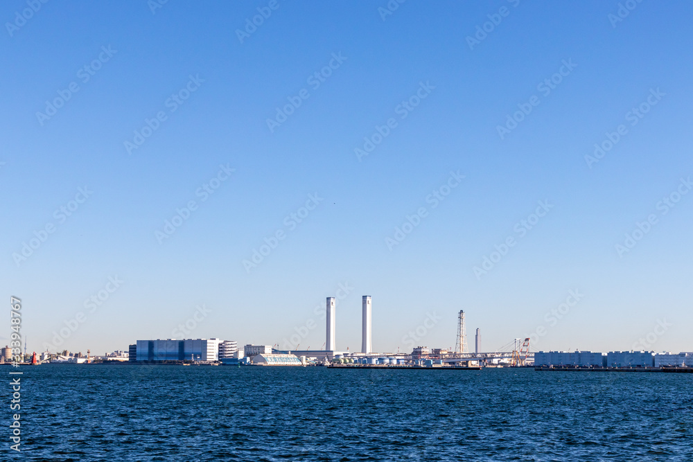 横浜港の工業地帯（撮影場所：山下公園）