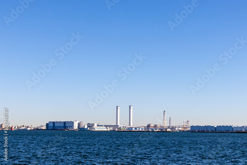 横浜港の工業地帯（撮影場所：山下公園）
