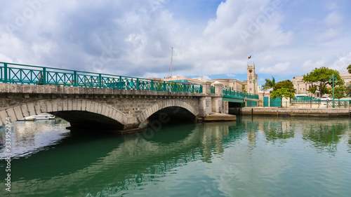 Bridgetown, Chamberlain Bridge mit Blick auf das Parlamentsgebäude photo