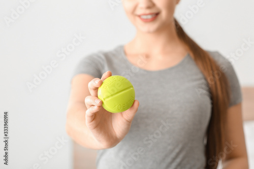 Young pregnant woman with p...