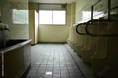 懐かしい日本の小学校のトイレの風景