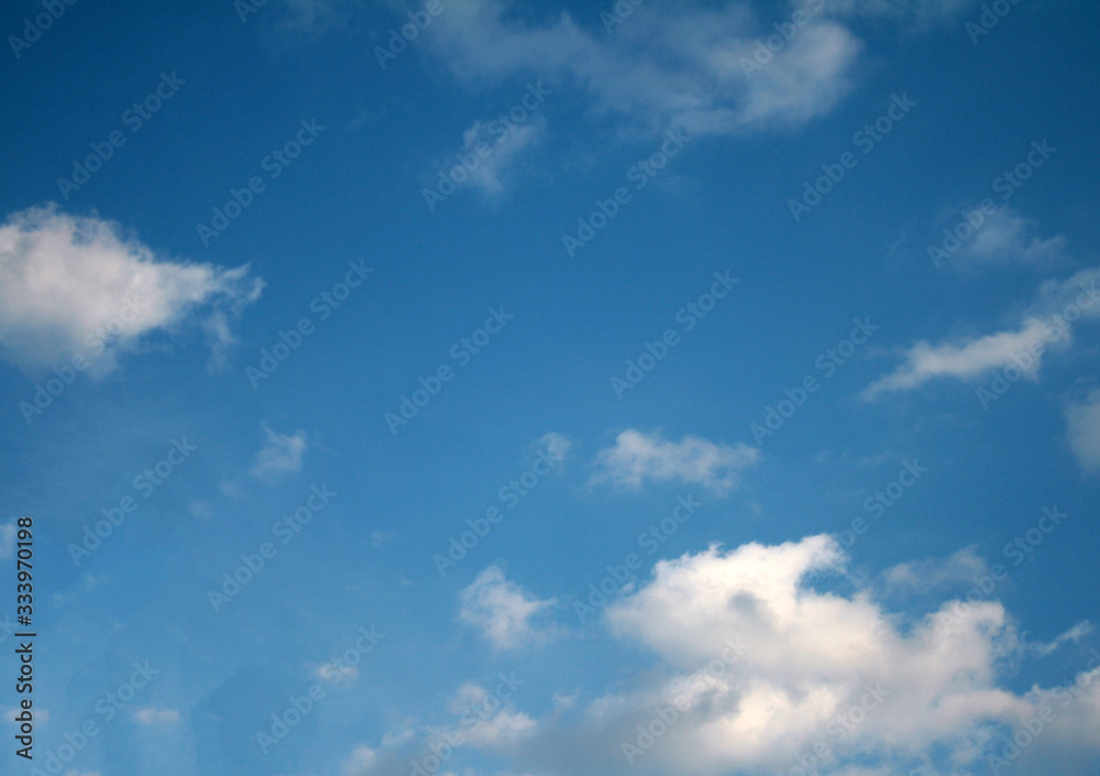 Naklejka premium clouds in the blue sky during the daytime