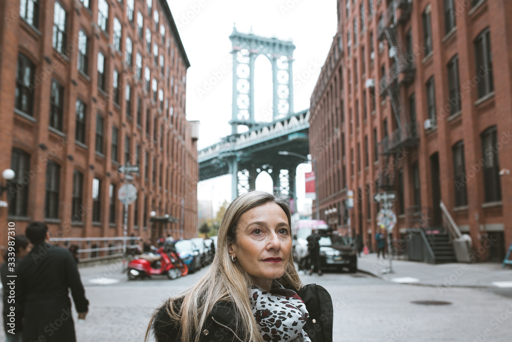 Obraz premium Woman walking with coffee in New York City