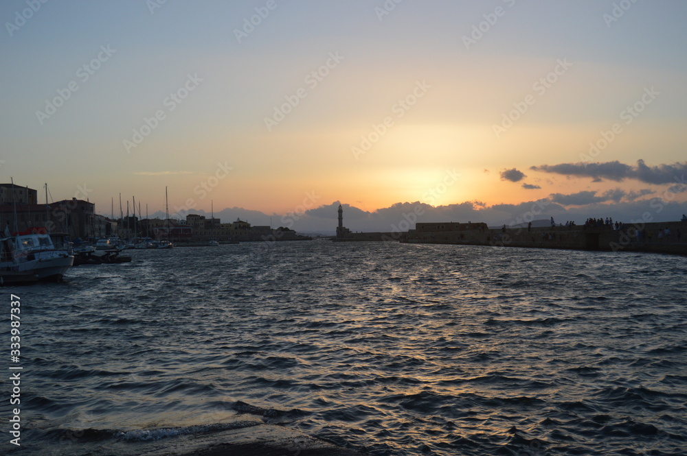 Coucher de soleil sur le vieux port de La Canée