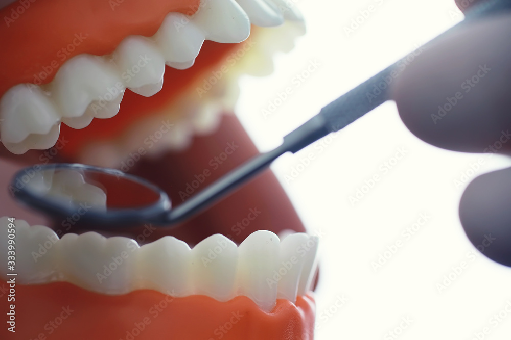 Obraz premium Dentist's office. Dentist examines the oral cavity before treatment. The doctor shows a course of treatment. Caries jaw treatment. Implantation and installation of veneers.