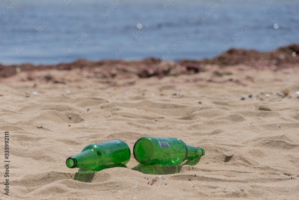 Algenteppich und leere Flaschen am Strand Algenteppich und leere Flaschen am Strand