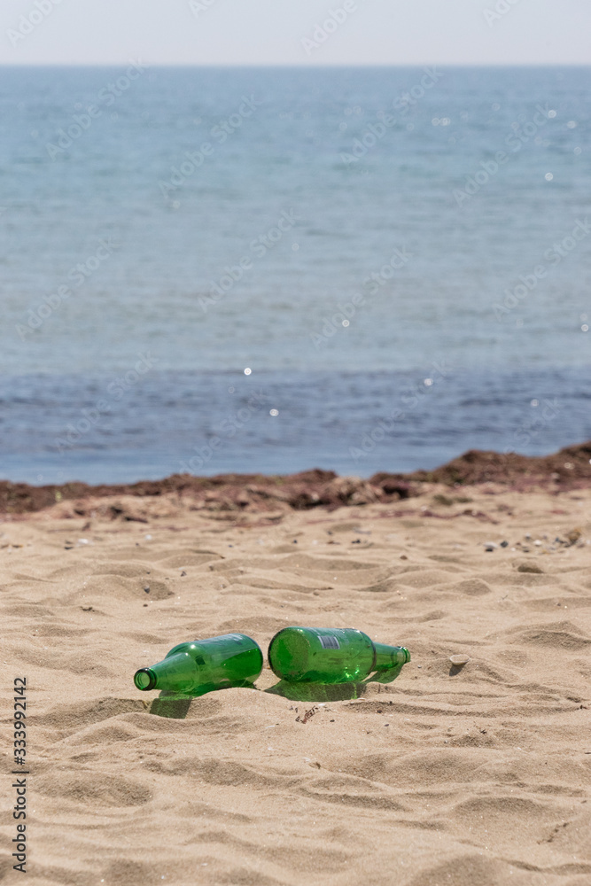 Algenteppich und leere Flaschen am Strand Algenteppich und leere Flaschen am Strand