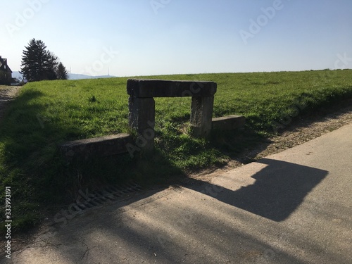 Eine Gruhbank auf der Neckarhalde in Esslingen (Baden-Württemberg). Damit ist eine steinerne Bank gemeint, die Weingärtnern zum Absetzen von Lasten und zum Ausruhen diente. photo