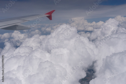 Dicke Wolken am blauen Himmel - Luftbild