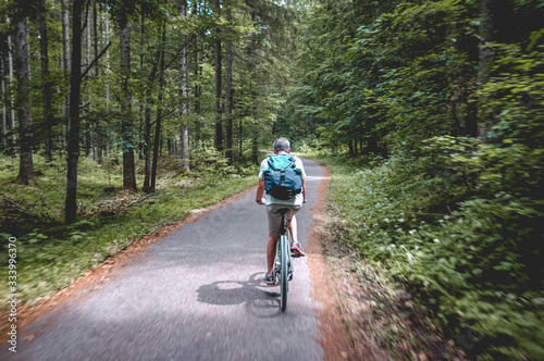 Fahrradfahren im Wald © Cedrik